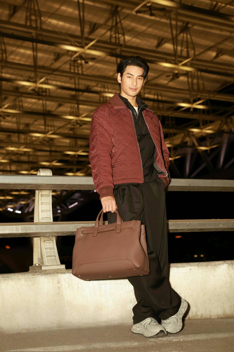 Entup2date's tweet photo. เปิดภาพแอร์พอร์ตลุค ของ  DIOR House Ambassador ประจำประเทศไทย "อาโป ณัฐวิญญ์" ออกเดินทางไปร่วมงาน DIOR Winter 2025-2026 Men's Collection 

#ApoNattawin 
#DiorWinter25 #MileApoFlytoDiorWinter25 https://t.co/KmSnLtqYbe