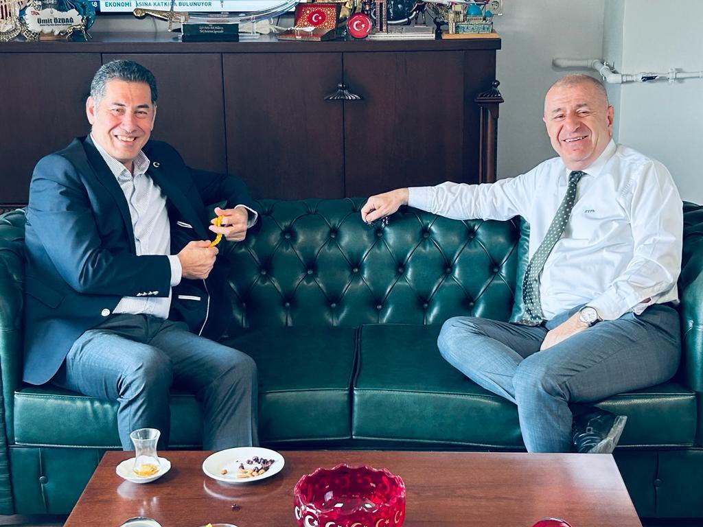 bosunatiklama's tweet photo. Sinan Oğan: "PKK elebaşının Meclis'e davet edildiği bir süreçte, Ümit Özdağ'ın Cumhurbaşkanına hakaret ettiği gerekçesiyle gözaltına alınması da, 'halkı kin ve düşmanlığa tahrik' suçundan tutuklanması da yanlıştır, haksızdır ve hukuksuzdur." https://t.co/paEdkDuzP3