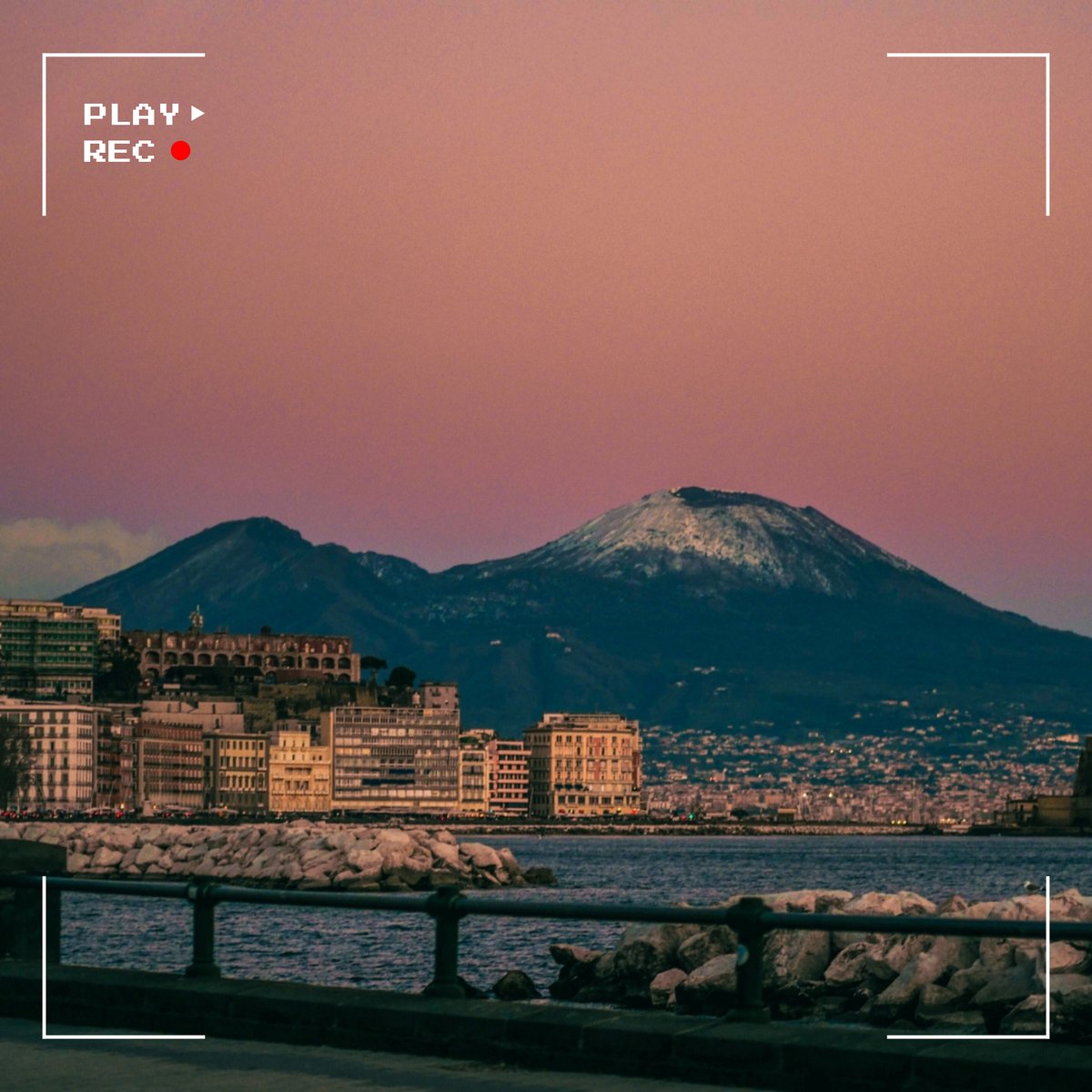 NPartenopeo's tweet photo. Napoli non è una città, è un mondo. 🌏

Napoli non è solo a Napoli ma la trovi ovunque, anche in Germania. La "napoletanità" è una cosa unica. È chiaro che ogni città ha un suo calore, Napoli ce l'ha ma in maniera diversa, questa città vive le cose in maniera passionale, con un amore diverso da tutti gli altri. ❤️‍🔥

Non posso dire se rispetto alle altre tappe sia meglio o peggio, Napoli è sicuramente diversa.

-Marco Masini

#25gennaio