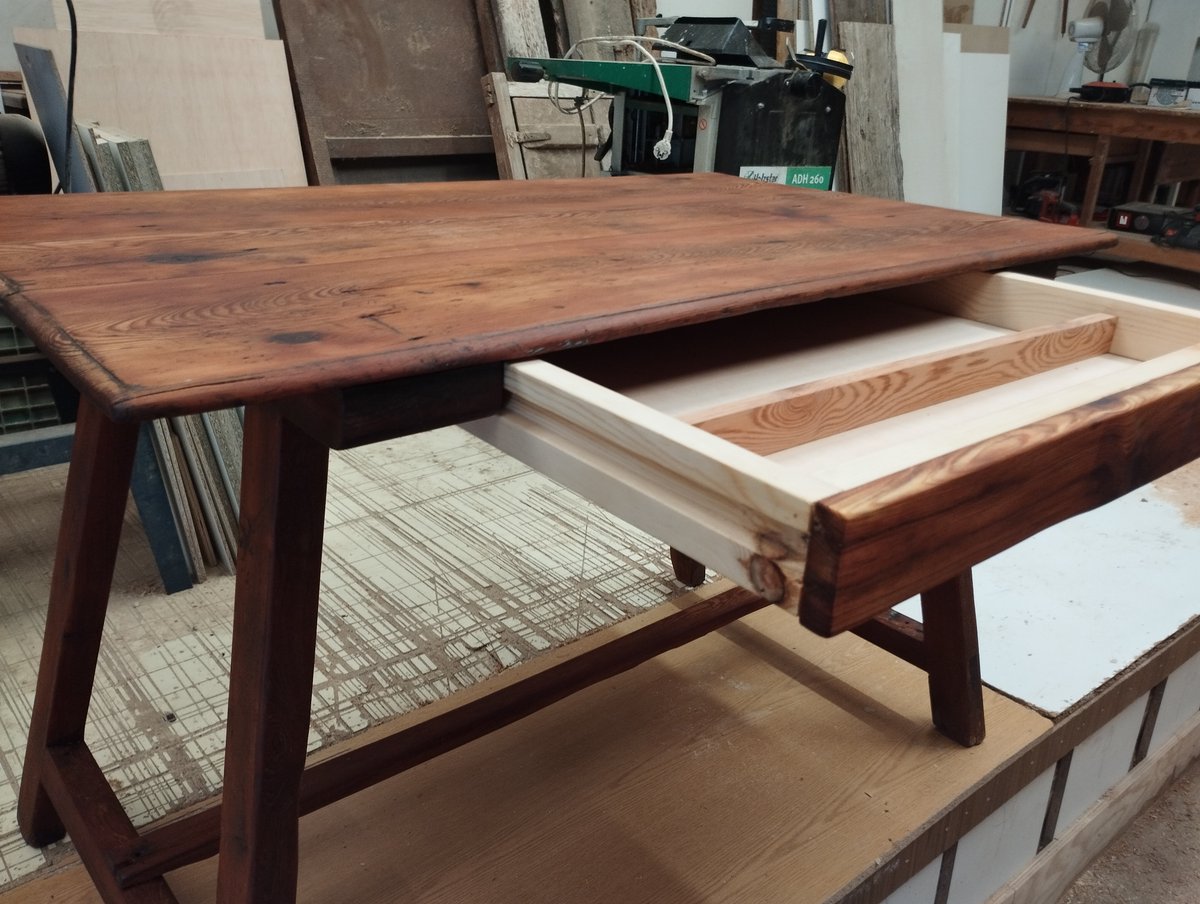 carpinteriatb's tweet photo. En Carpintería Tablado, restauramos una mesa antigua de abeto y fabricamos una estantería de pino a medida, creando un espacio funcional y elegante. 🪑📚

📸 Mira el proceso completo en nuestro perfil.

#CarpinteríaTablado #HechoAMedida #RestauraciónDeMuebles https://t.co/AD0IO8PxzY