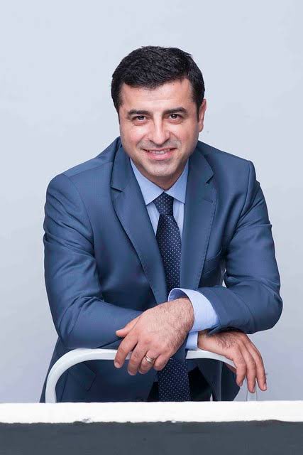 gokhanozbek's tweet photo. Selahattin Demirtaş tutuklandığında Türkiye’nin 3. büyük partisinin lideriydi.

2 yıl önce yapılan seçimlerde yüzde 10 oy almış cumhurbaşkanı adayıydı!

Ama tutuklandı.

O gün ses çıkarmayanlar bugün Ümit Özdağ siyasi parti lideri diye isyan ediyor.

Oysa hakikat şu ki ikisinin tutuklanması da siyasiydi, ikisi de adaletsizdi! 

Tarihin doğru tarafında durmak adaletsizliğe uğramış her kim ise onun yanında durmaktır.

Şimdi Zafer Partililer Demirtaş ile yan yana anılmaktan rahatsız olacaklar ya da bazı DEM’liler ama unuttukları bir şey var şu an ikisi cezaevinde ve adaletsizlikten yan yana…