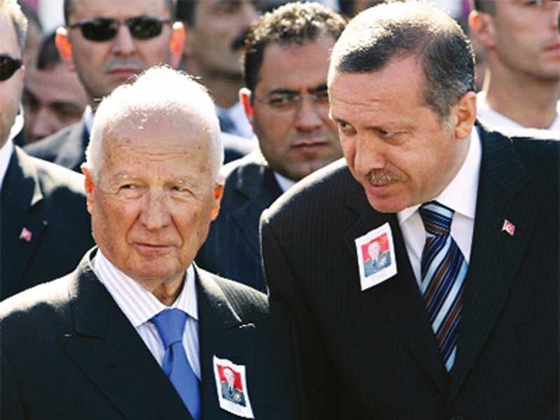 Tutuklamak ne ki?!…

Ustan demedi mi sana; “ben, astığım halde Türk milliyetçilerini sindiremedim” diye?!…