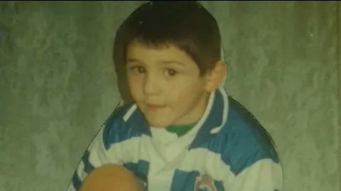 vahansn's tweet photo. IDOLO y LEYENDA. Nadie puede reemplazarle, porque es irremplazable. Lo que has hecho es historia Lucas. Te queremos 💙 https://t.co/owCUbPaift