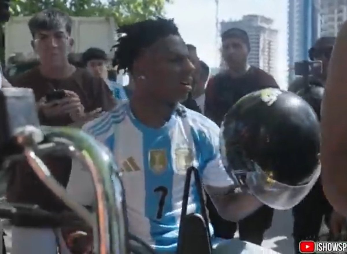 - Le robaron la camiseta de Argentina
- Le pusieron una de boca encima
- Lo secuestraron hasta la cancha
- Tiro un escupitajo en la Bombonera
- Se fue corriendo de la cancha
- Tiró la camiseta de boca a la mierda
- Se volvió a poner una de Argentina

ISHOW-SPEED, CABRA 🐐🐐🐐