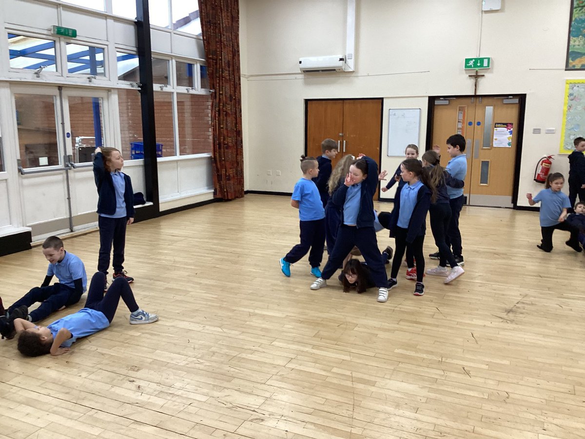 Year 4 have enjoyed learning their Viking Dance in PE today!! #Year4Superstars 🌟🌟🌟