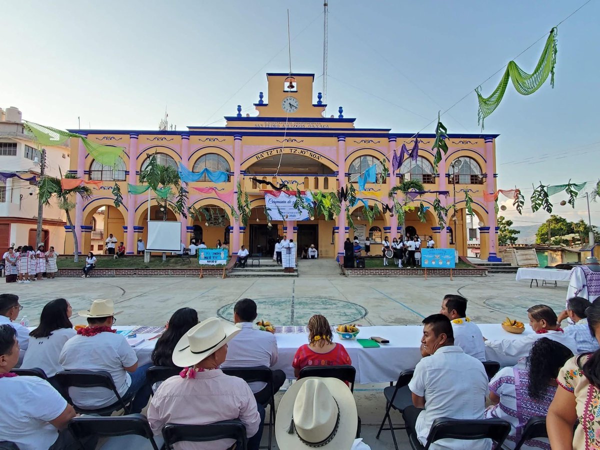 UacoComunica's tweet photo. ☀️ El 18 de enero de 2025, el CUC de San Pedro Amuzgos de la UACO celebró la graduación de su primera generación, un momento histórico.
Cada graduada y graduado lleva consigo la esencia de su tierra, el trabajo de sus ancestros y la esperanza de un futuro desde la comunalidad. https://t.co/DkrushAHF4