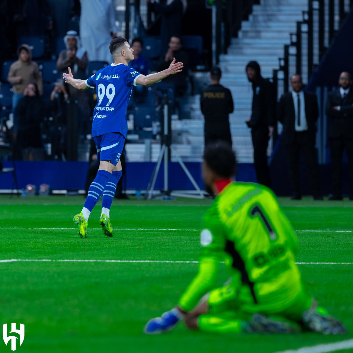 الصقر يواصل التحليق والتسجيل 🦅⚽️
