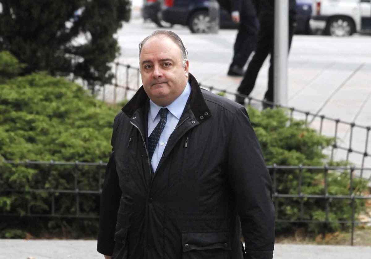 Se llama Adolf/o y es el juez machista que ha revictimizado a Elisa Mouliaá. Que se vea la cara de este asqueroso. Fuerza a todas las mujeres.