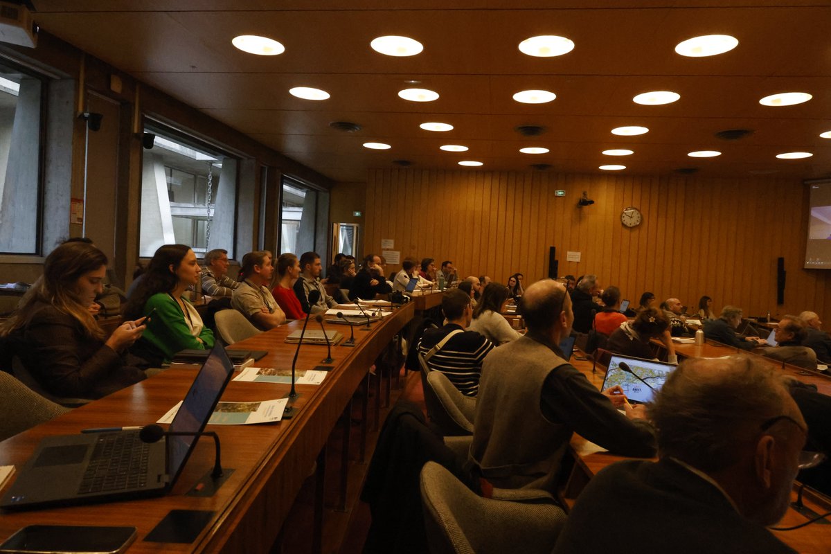 🎨 Journées de la libre évolution à l'<a href="/UNESCO/">UNESCO 🏛️ #Education #Sciences #Culture 🇺🇳</a> : Noame Hatimi, chargée des relations institutionnelles de l'<a href="/AssoFHalleForet/">Association Francis Hallé pour la Forêt Primaire</a> et Damien Saraceni, responsable communication ont ensuite présenté différents #récits afin de sensibiliser les différents publics à la libre évolution