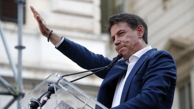 🧵Politici di sinistra con il braccio destro alzato

1. Lui è Giuseppe Conte (non Musk)