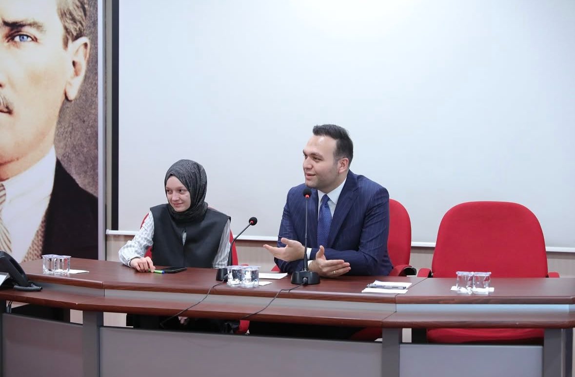UNIAKIstanbul's tweet photo. 📍AK Parti Genel Merkez

İstanbul Bilgi Üniversitesi Uluslarası İlişkiler Topluluğu üyeleri, Gençlik Kolları Başkan Adayımız @avyusufibis ve Ankara Milletvekilimiz @ZehraNurAydemr ’i ziyaret ettiler. 

Gençlerin Enerjisiyle daha güçlü yarınlara birlikte yürüyoruz. 🚀 https://t.co/cGfjYfjZLt