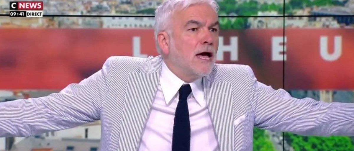 - ET VOILÀ, ÇA CONTINUE, ON NE PEUT PLUS ENVOYER DES SIGNES D’AMOUR AVEC SON BRAS DROIT LEVÉ BIEN HAUT, Y’EN A MARRE MAINTENANT