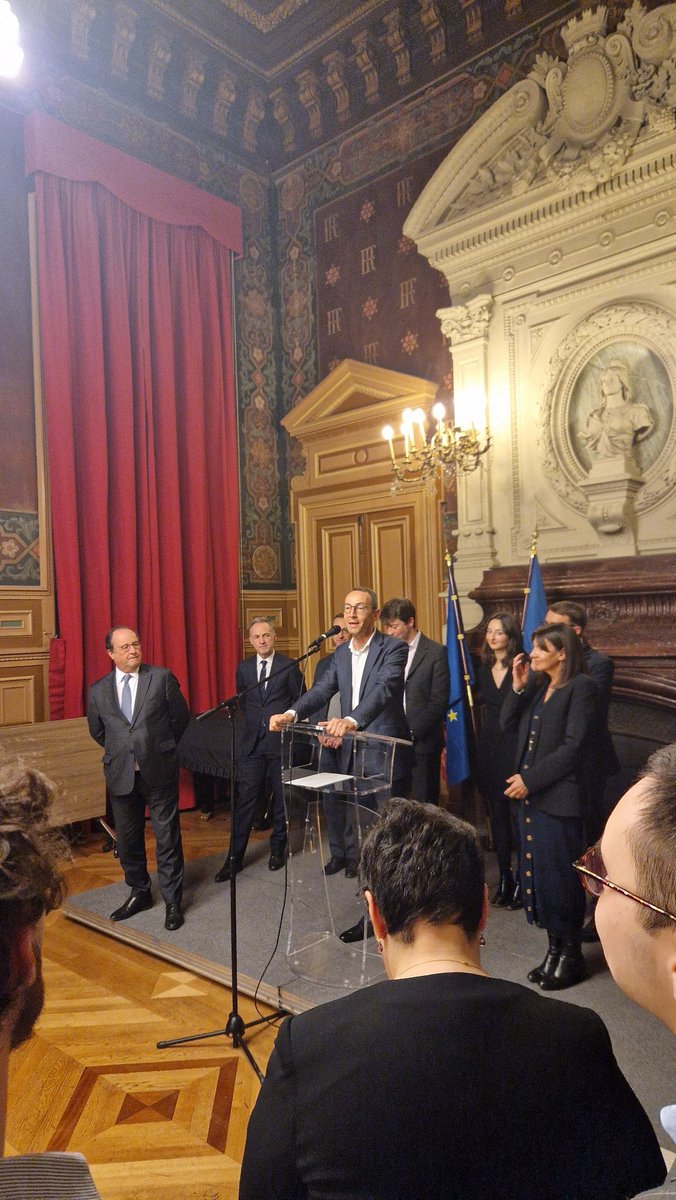 💬 "Venez revenez dans le 11e, c'est là que tout se joue."

Hier c'était la cérémonie des vœux de notre section. Avec François Hollande, Anne Hidalgo, Francois Vauglin, Lamia El Aaraje et tant d'autres, nous y avons réaffirmé nos valeurs et notre ambition pour l'avenir ✨️