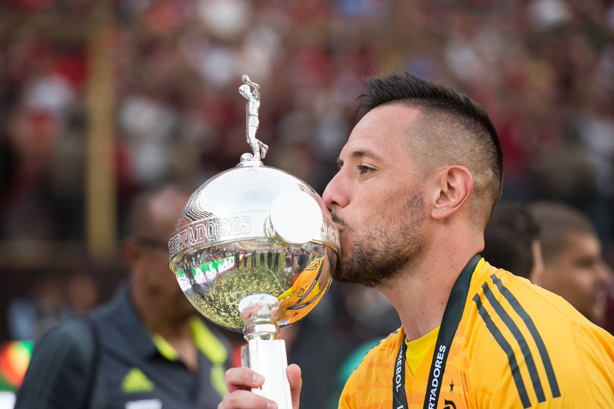 Flamengo's tweet photo. O nosso ídolo Diego Alves anunciou nesta terça-feira a aposentadoria dos gramados. Com o Manto Sagrado, ele conquistou duas Libertadores (2019 e 2022), dois Brasileiros (2019 e 2020), três Cariocas (2019, 2020 e 2021), duas Supercopas do Brasil (2020 e 2021), uma Recopa Sul-Americana (2020) e uma Copa do Brasil (2022). Obrigado por tudo, Paredão! Sucesso na nova caminhada! ❤🖤

#CRF