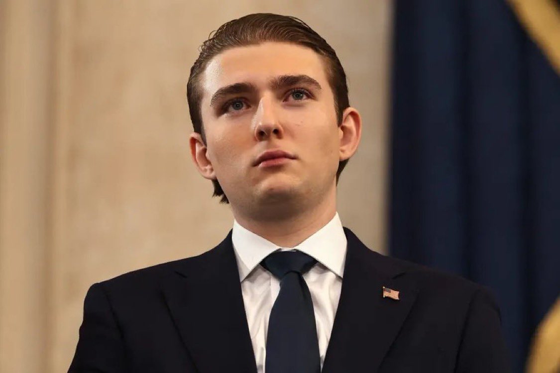 eduardomenoni's tweet photo. 🚨ÚLTIMA HORA: Barron Trump lanzará una empresa inmobiliaria de lujo según el NYP. Mientras que el hijo de Joe Biden era un corrupto evasor de impuestos, adicto al crack y al sexo, el hijo de Trump ya se convierte en empresario a los 18 años siguiendo los pasos de sus padres. 🇺🇸 https://t.co/WsLMjG1S6L