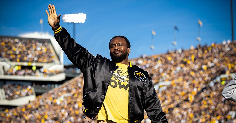 uiowaalumni's tweet photo. Ettore Ewen (08BA), better known to pro wrestling fans as Big E (@WWEBigE), returned to the University of Iowa campus this past homecoming to talk to students about mental health and shared his own experience with depression while a student at Iowa.
https://t.co/xOcrgdcmP5 https://t.co/IshYyjAw4F