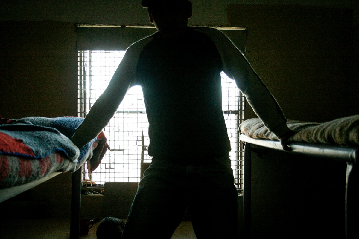 🔴Infraestructura y funcionamiento deficiente. 
En Colonia y San José, dos centros no cumplían con condiciones aceptables, habiendo hacinamiento, humedades, techos en mal estado, falta de ventilación y riesgos eléctricos. También en uno de los centros, se utilizaban salas comunes