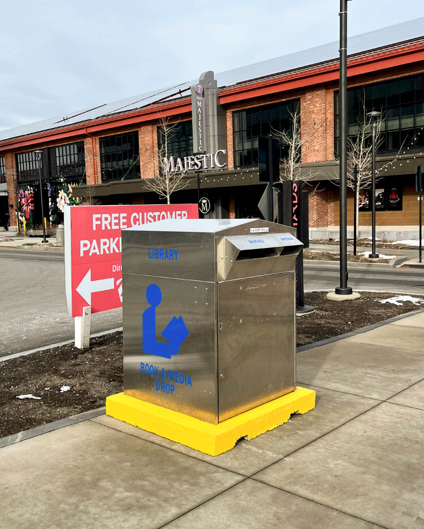 WatertownPubLib's tweet photo. 📣 There is a new WFPL book drop outside the Majestic 7 theatre and Home Depot at @ArsenalYards (corner of Forge Road and Arsenal Yards Boulevard.) You can now return your Library materials here, when it's convenient!

#BookReturn #Books #Library #PublicLibrary #WatertownMA https://t.co/spDa46tdRE