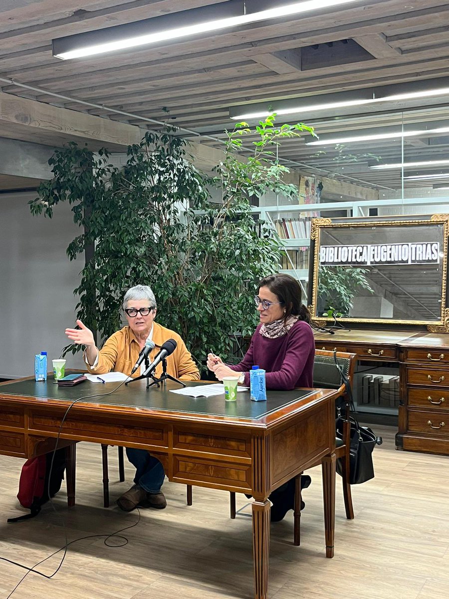 IF_Madrid's tweet photo. Asistimos a la 3ª sesión de nuestro ciclo « Flechazos literarios » en la biblioteca Eugenio Trías. 

Eva Orúe, escritora, periodista y directora de la Feria del Libro de Madrid, conversa con Jacinta Cremades sobre los viajes en la literatura. ✈️📚 https://t.co/XZ2AtvKKkF