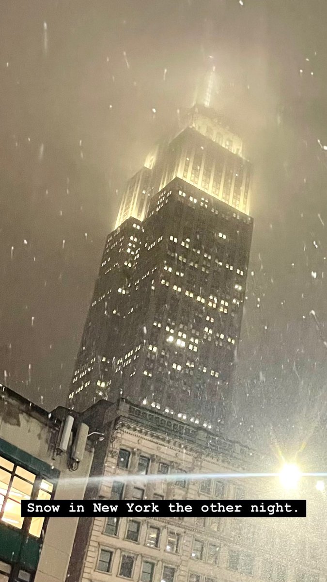 SamLakeRMD's tweet photo. Snow in New York the other night. https://t.co/sU4DMR9kPS