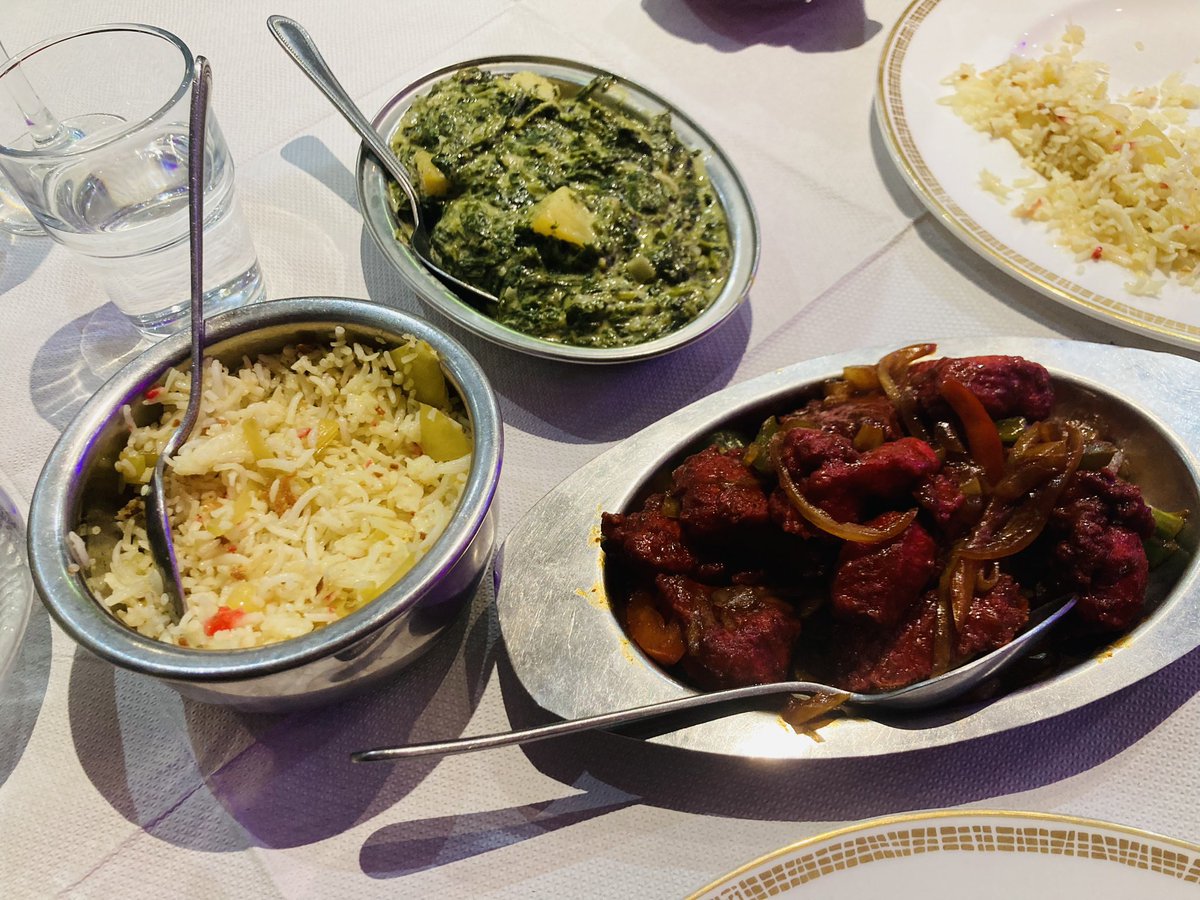booksandwine76's tweet photo. Sri Lankan feast for two #poppadoms #chickendosa #pilaurice #chillichicken #saagaloo #ApolloBananaLeaf https://t.co/mNFNefmR7I