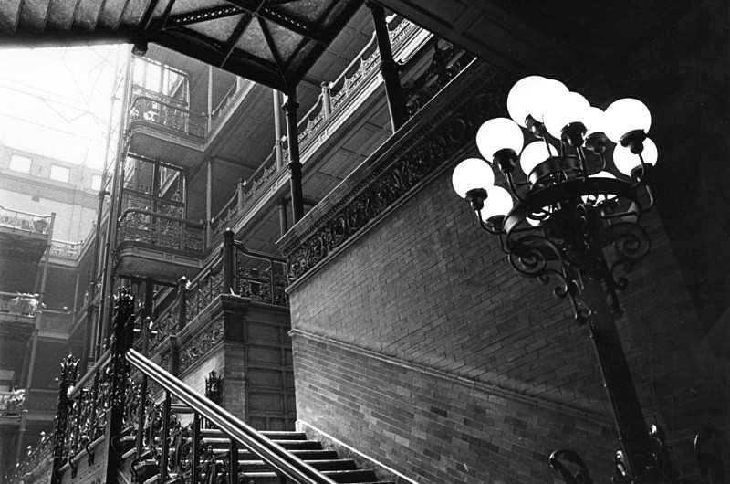 [1976] Interior view of the Bradbury Building. (William Reagh Collection) buff.ly/4g1wYKo