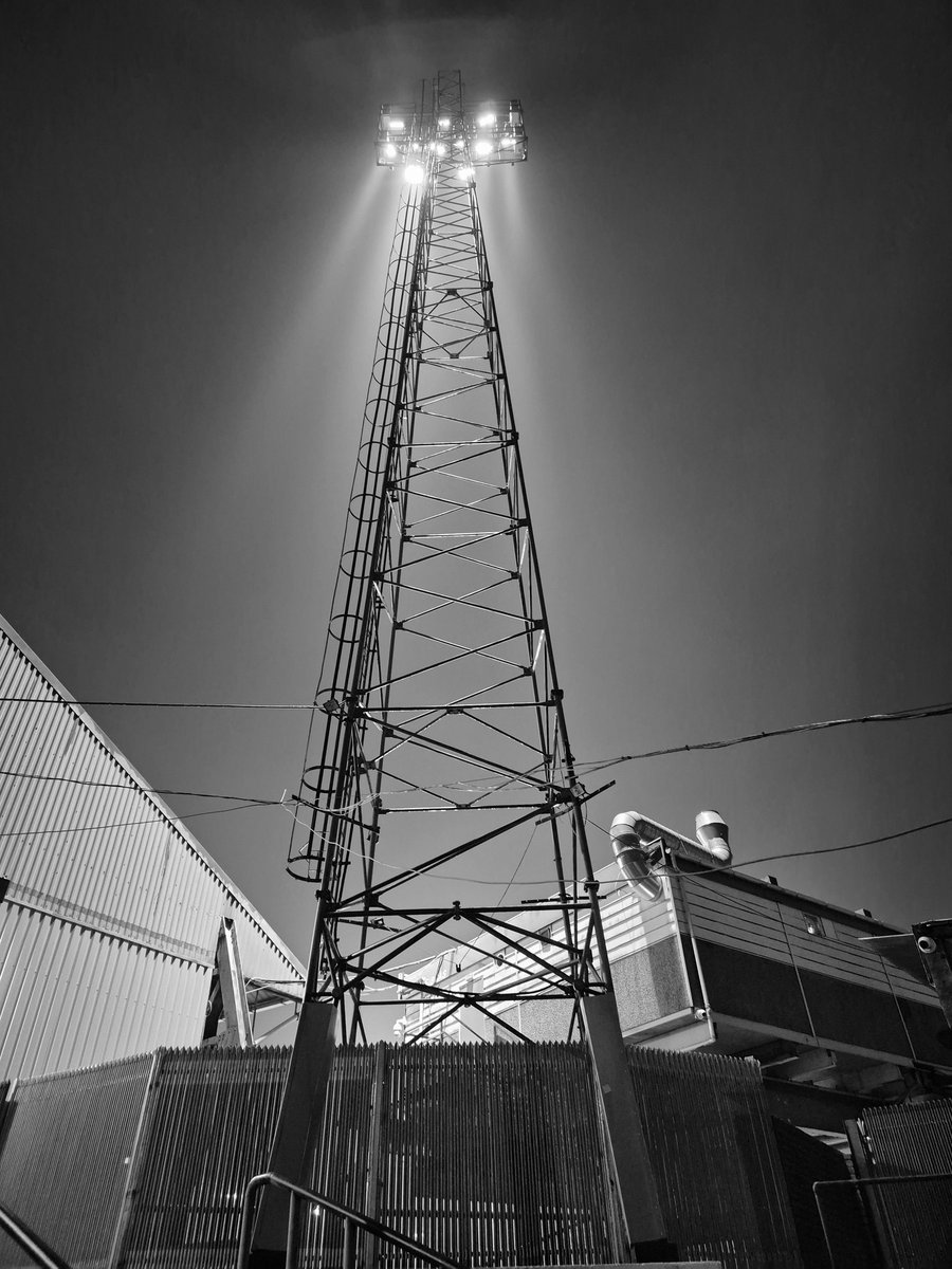 brien_del's tweet photo. Floodlight porn #ycfc #oldhamfc https://t.co/FWD2Asrjer