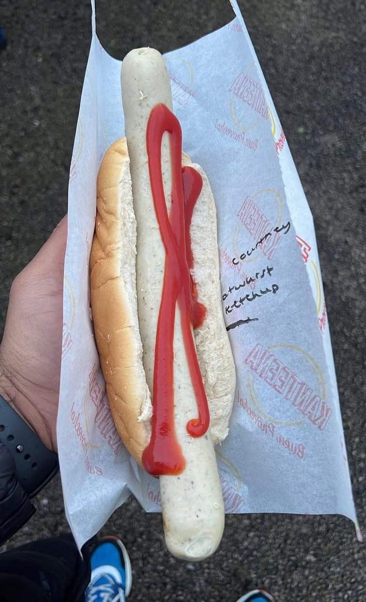 NOT_MOTD's tweet photo. Hot dog at Lancaster City FC - 💷 £4

Cooked next to a lava lamp. 😳 https://t.co/dqphbA5Rp6