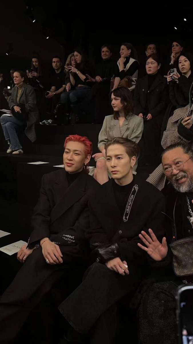 นี่มันเฟรมพระเจ้าป่ะคะ ทวินความหล่อสุดๆ😍

#BamBamxLVMenFW25 
#LVMenFW25 #LouisVuitton