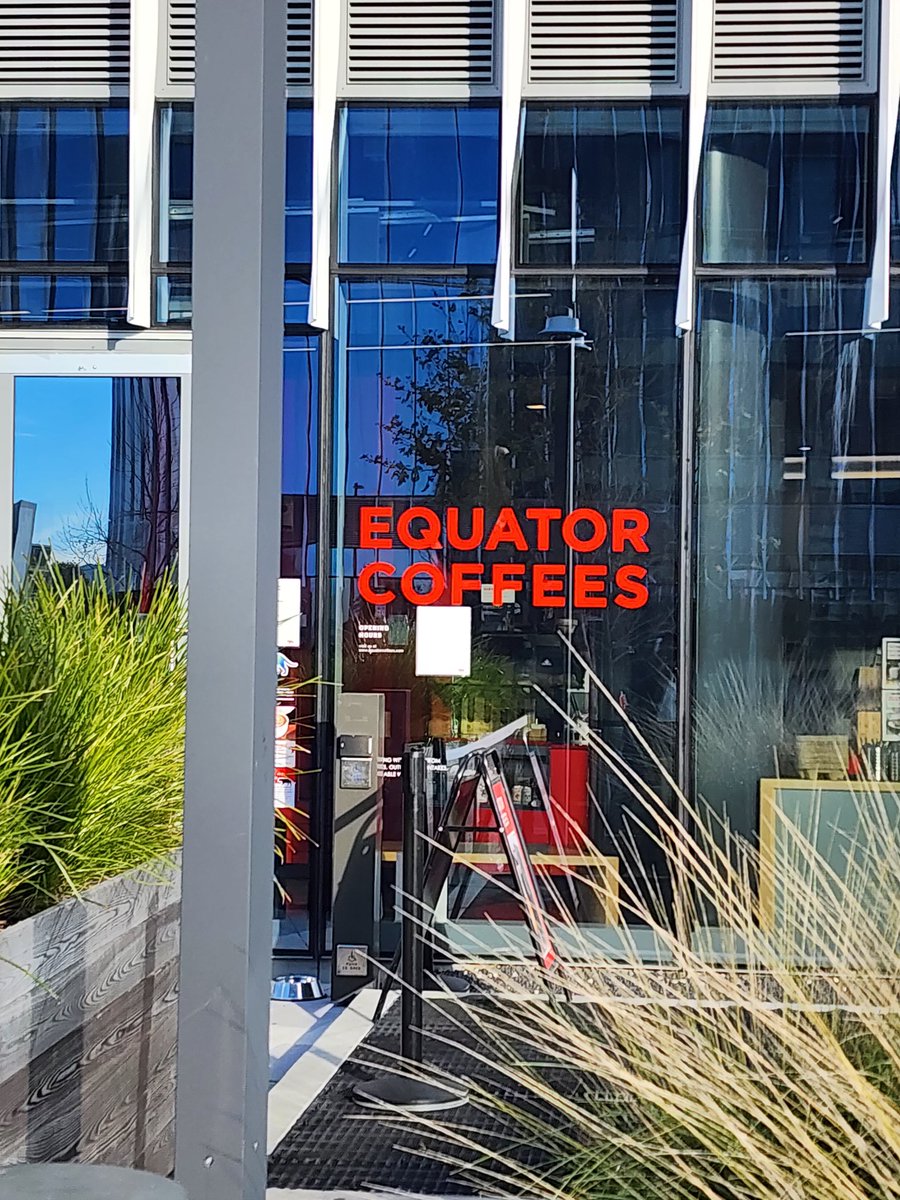 حايم فى ضواحي سان فرانسيسكو بفتش لمحل بتاع قهوة ، دخلت منطقة بها عمارات متشابهة ، شلاقة منى دخلت و سالت البنت فى الاستقبال  دى عمارة شنو ؟
قالت لى عمارة meta 
 قلت ليها رئاسة الفيسبوك  ؟ قالت لى ما الرئاسة . من اسم العمارات يمكن  تكون ليها علاقة بالقيمز و الفيرشوال رياليتى
المهمة