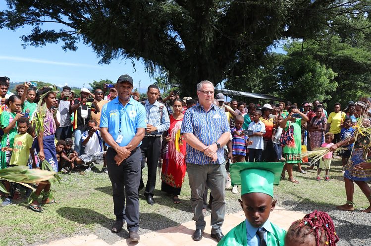 AusHCPNG's tweet photo. After 10 years of outstanding service in PNG, including roles in defence, trade &amp; as Consul General in Lae, Mark Foxe bids farewell. His dedication has strengthened ties &amp; left a lasting legacy. Thank you, Mark—lukim yu &amp; best wishes for what comes next. 🇦🇺🤝🇵🇬. https://t.co/g5nLjen6fv