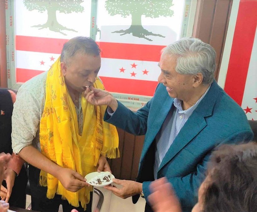 SGnepal's tweet photo. यो मान्छेले सत्ता र शक्तिको लागि जे जि गर्न पछि पर्दैन भन्ने एउटा सानो झलक।

पहिले कृष्ण सिटौला ग्रुपमा , पछि शेखर अनि अहिले देउवा गुटमा।।

छेप्पारोले यति धेरै रङ्ग बदल्दैन जति गगनले बद्ल्यो।

गगन थापा भनेको कांग्रेसको अर्को शेरबहादुर देउवा हो ,न कुनै आशा, न कुनै भरोसा ।। https://t.co/fzNlxVdkKI