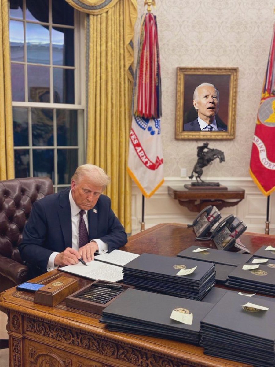 - New Former Presidential Portrait Up in the Oval Office while President Trump Signing Executive Orders 😆
•
#MAGA #Trump