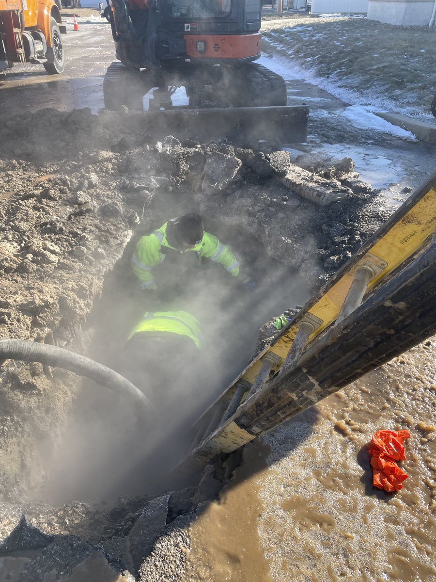 afscme31's tweet photo. AFSCME members are on call for our communities—even in the frigid cold.

Members of AFSCME Local 2823 who work for the City of LaSalle Public Works toughed out -20 windchills today to fix a ruptured water main and get the water flowing again for their city. https://t.co/Kb0JjtEdzr
