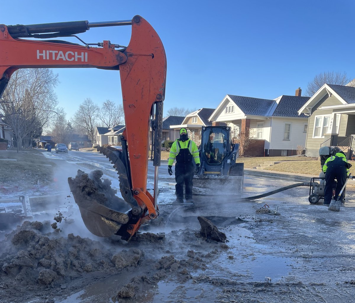 afscme31's tweet photo. AFSCME members are on call for our communities—even in the frigid cold.

Members of AFSCME Local 2823 who work for the City of LaSalle Public Works toughed out -20 windchills today to fix a ruptured water main and get the water flowing again for their city. https://t.co/Kb0JjtEdzr
