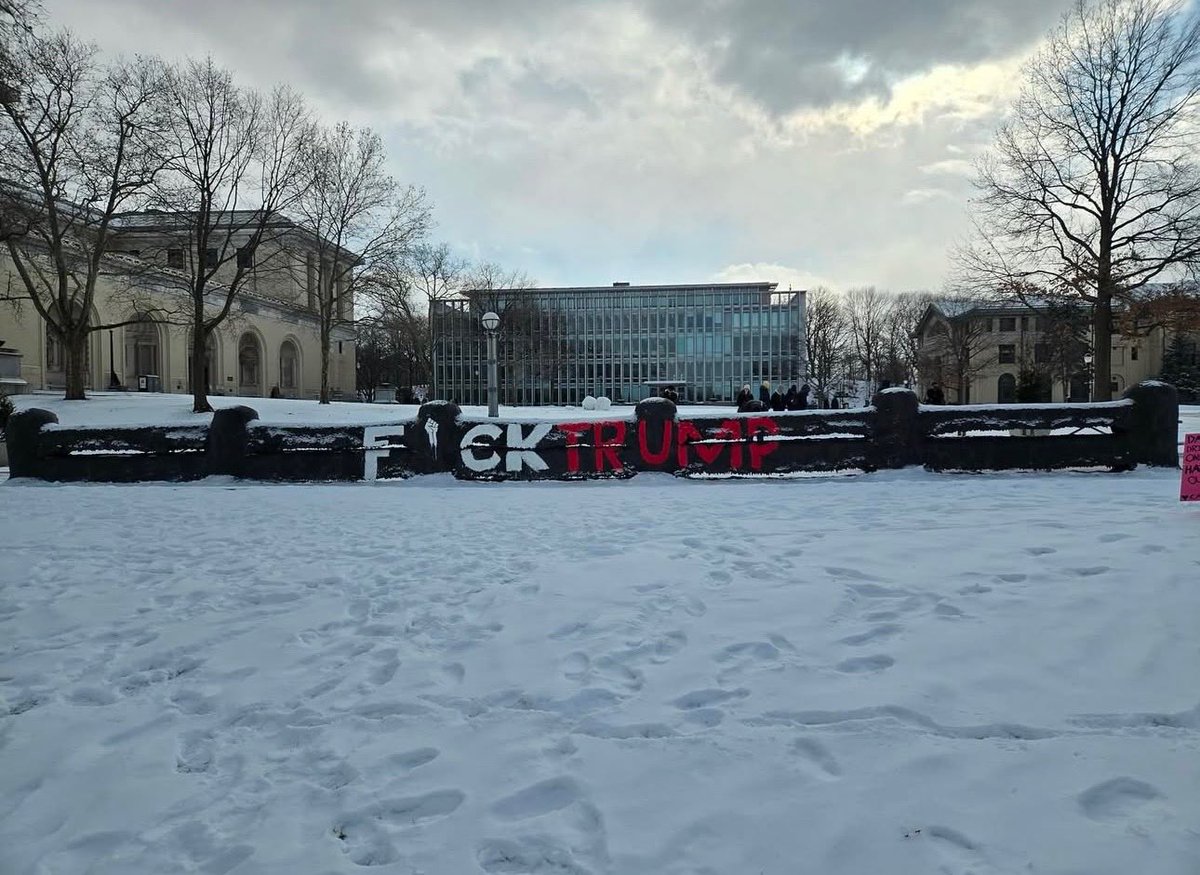 MartyGriffinKD's tweet photo. CMU students expressing their feelings regarding TRUMP!
This is on campus https://t.co/Bc5XNA8DtT