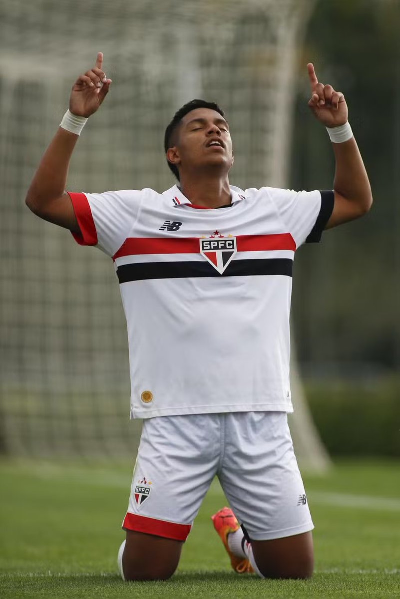 Esse garoto tem potencial para ser o melhor jogador da história de Cotia e até da história de toda a base do São Paulo.

Absurdo, craque. GELADO! 🥶🇾🇪