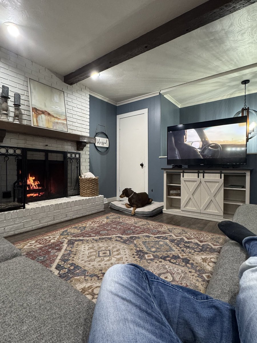dbgotcha5's tweet image. My new favorite spot in the house!

This weather is just perfect for staying in and keeping the fire going. So, we decided to rearrange the living room and dining room to make the fireplace the main focus—and I’m LOVING how it turned out!