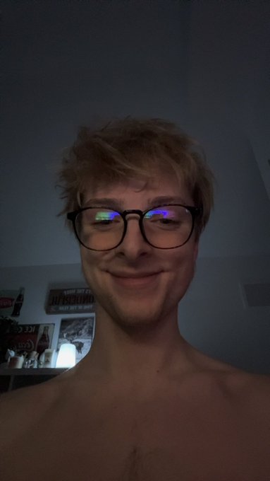 2 pic. Gaming night ? https://t.co/QYv0B7E91D