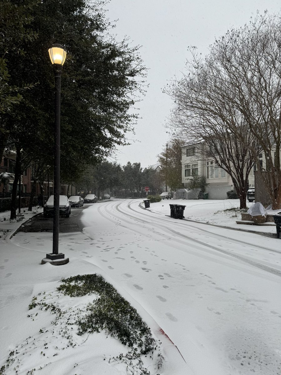 J__Rodriguez13's tweet photo. #snowday #htown https://t.co/7x53mWE7BD