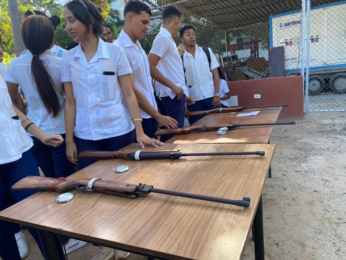 🇨🇺 Nuestras Universidad demostró un alto nivel de compromiso y disciplina en cada una de las prácticas y actividades militares realizadas en nuestro Bastión, fortaleciendo sus habilidades para la defensa de la Patria. 💪
#PreparaciónMilitar  
#UCM_SC 🇨🇺
#FeuSantiago
#UCM_SC