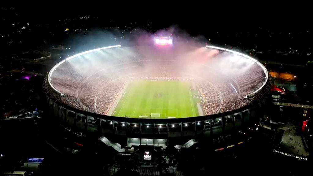 River_LBT14's tweet photo. Amistoso de pretemporada, un martes a las 21 hs y el Monumental está explotado. No nos comparen nunca mas.
Aguante River y su gente !!! https://t.co/HRzTF1A9in