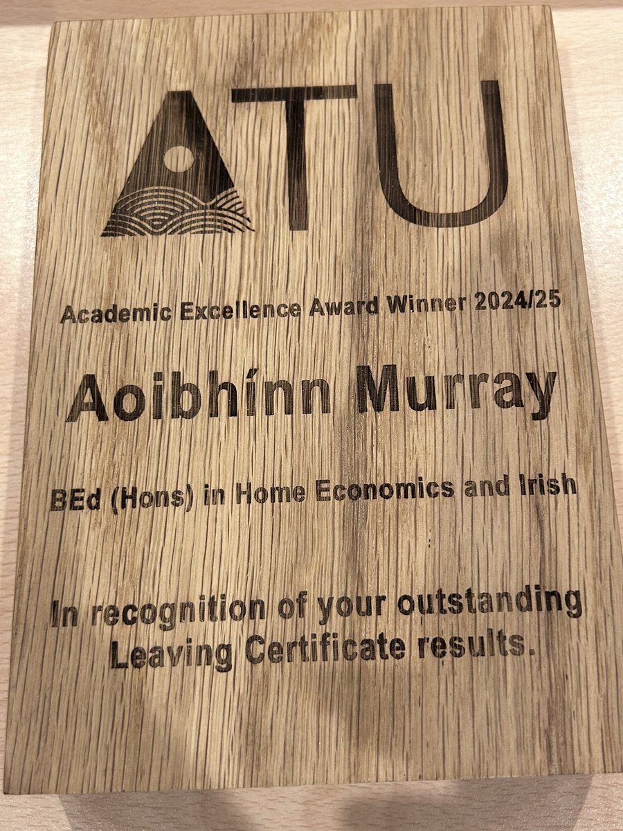 Col_Naomh_Eoin's tweet photo. Dr Orla Flynn, Uachtarán @atusligo_ie @DeptCultureIRL ag bronnadh gradam Academic Excellence Award ar Aoibhinn Murray @atu_ie as 550+ pointí in Ardteist 2024 @Col_Naomh_Eoin . Tá muid chomh bródúil as torthaí iontach!  @GRETBOfficial @ATUStAngelas @etbi_ireland @CoggOid #bestresults #bestschool