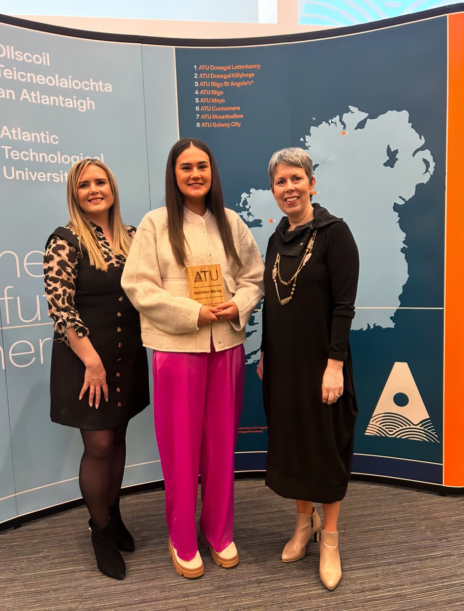 Col_Naomh_Eoin's tweet photo. Dr Orla Flynn, Uachtarán @atusligo_ie @DeptCultureIRL ag bronnadh gradam Academic Excellence Award ar Aoibhinn Murray @atu_ie as 550+ pointí in Ardteist 2024 @Col_Naomh_Eoin . Tá muid chomh bródúil as torthaí iontach!  @GRETBOfficial @ATUStAngelas @etbi_ireland @CoggOid #bestresults #bestschool