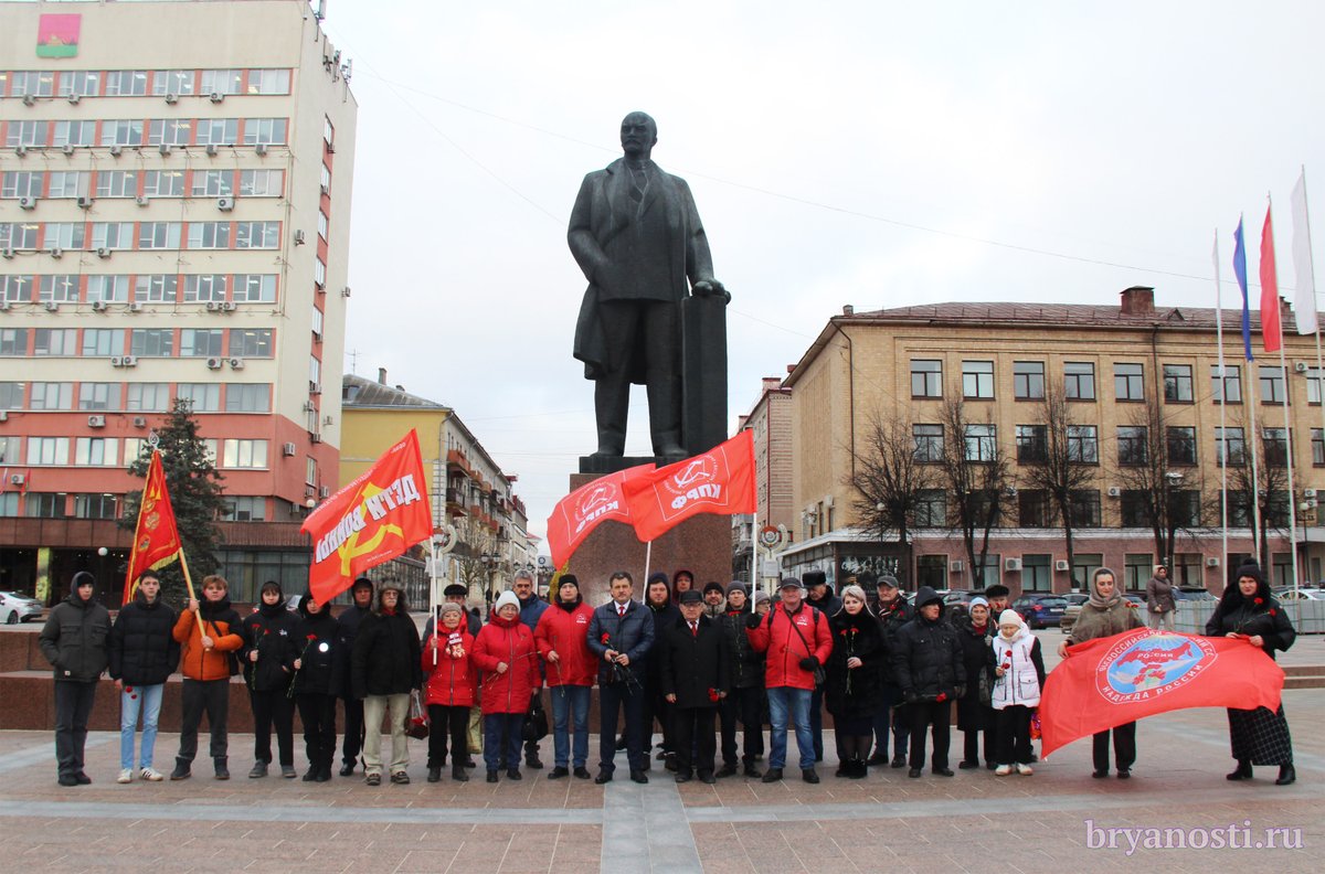 В #БРЯНСК'Е ПРОШЛИ ПАМЯТНЫЕ МЕРОПРИЯТИЯ В 101-Ю ГОДОВЩИНУ СО ДНЯ СМЕРТИ #ЛЕНИН'А.
Активисты #КПРФ и #ЛКСМ_РФ, сторонники Компартии пришли на центральную площадь Брянска, чтобы возложить цветы к памятнику вождю мирового пролетариата.
bryanosti.ru/content/v-brya…
#Lenin #Leninlives