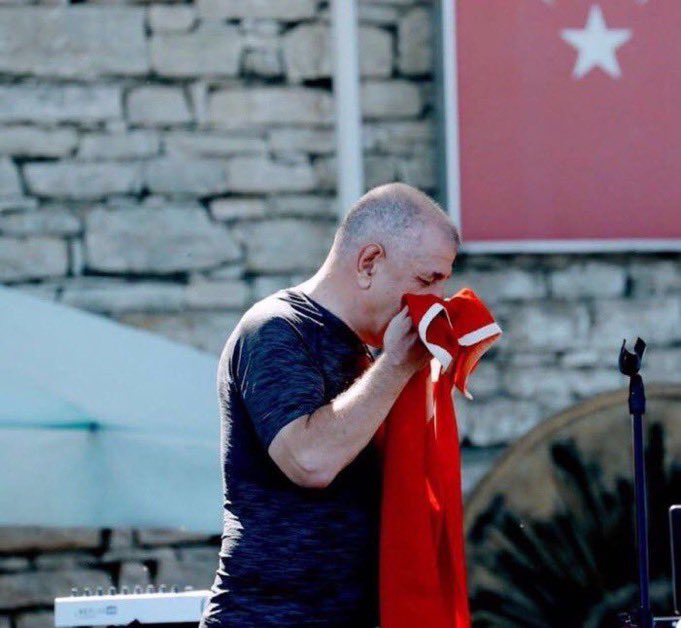 Sen bu kurtlar sofrasından çıkamazsan ona yanarım..

#ÜmitÖzdağTutuklansın