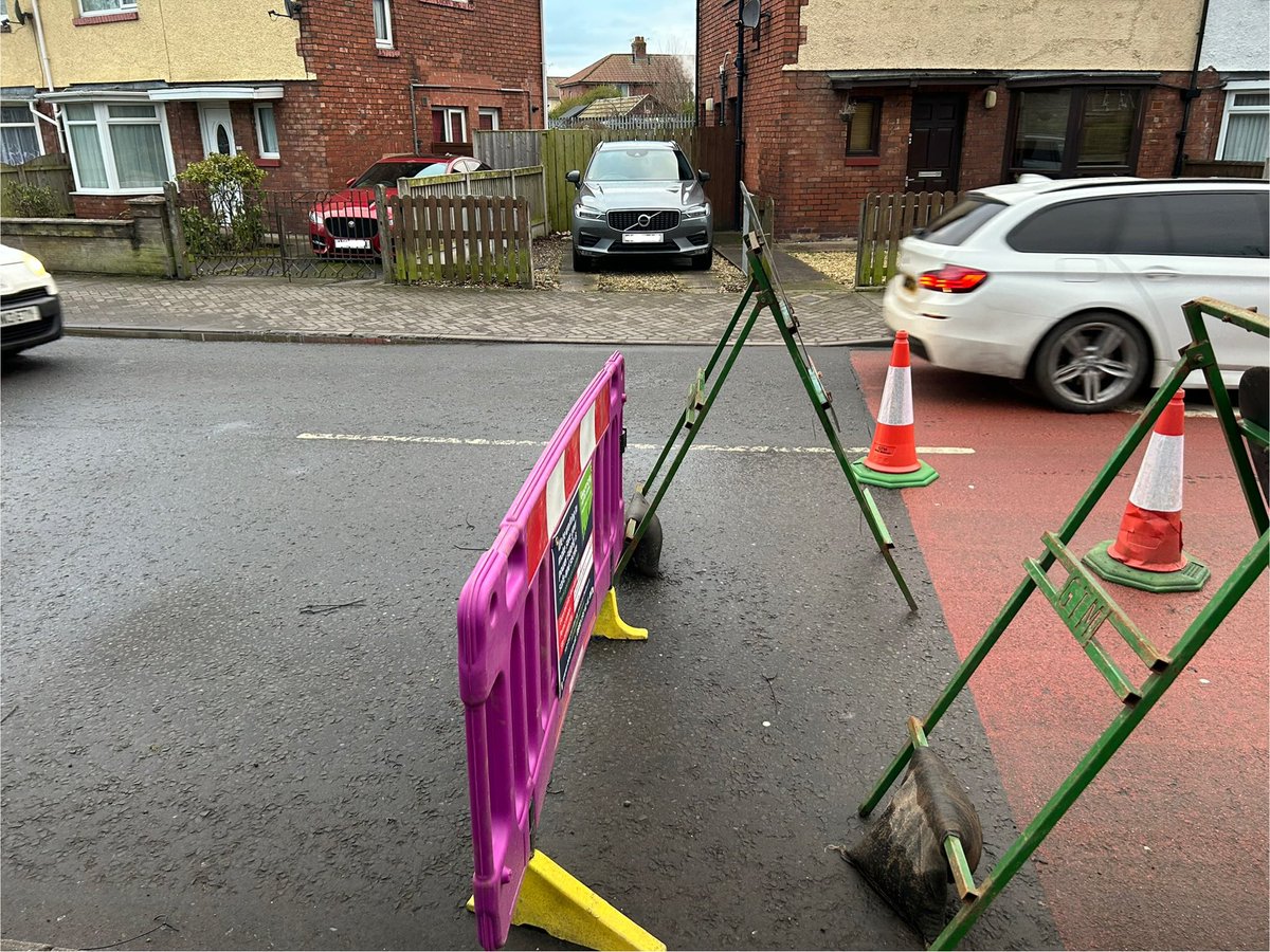 Cy_Husky's tweet photo. No consideration for residence at all. Not even a warning or notification of work. Making it very hard to get in and out of driveways, especially when they park their vans in that gap they made for themselves. @ElectricityNW do you not consider the residence at all? https://t.co/5ZAgLvHekD