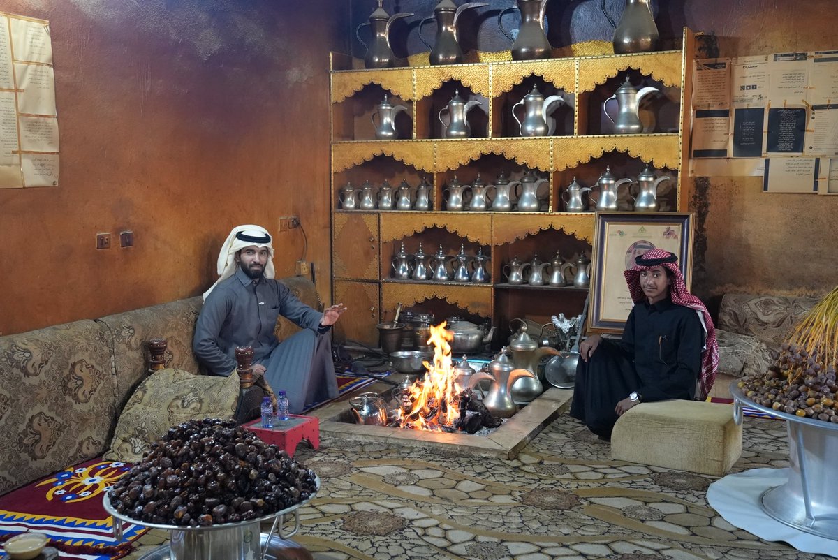 AL_ARJAH's tweet photo. من جبة 
صورة مع مبارك حفيد مبارك العبيكة رحمه الله 

صاحب هالنار اللي ما طفت من 85 سنه 
والجد توارثها من جده من عشرات السنين 
القصة ليست فـ النار القصة في طبيعة اهل المكان

كرم حقيقي مافي تزيف ما يكرمون للتصوير فقط
حياتهم كلها منافسه على من يكرم الضيف https://t.co/HbYIYodZSb
