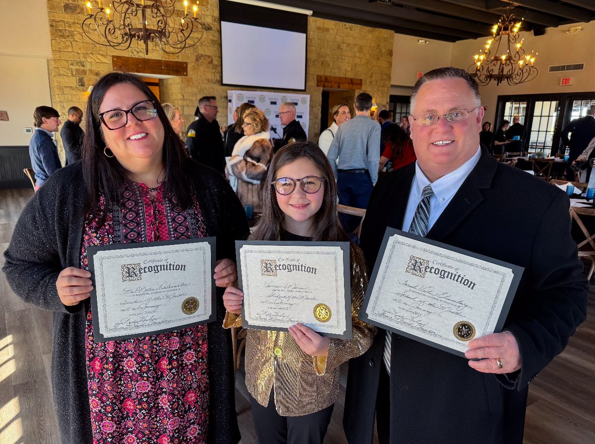 ForestVistaES's tweet photo. Congratulations! 🎉🎉🎉 Student Vivienne Macias, Librarian Katie Delamarter and Forest Vista were all recognized by the Flower Mound Chamber of Commerce. Details: https://t.co/ASm5UGvJjt. https://t.co/XN98EnVdWh