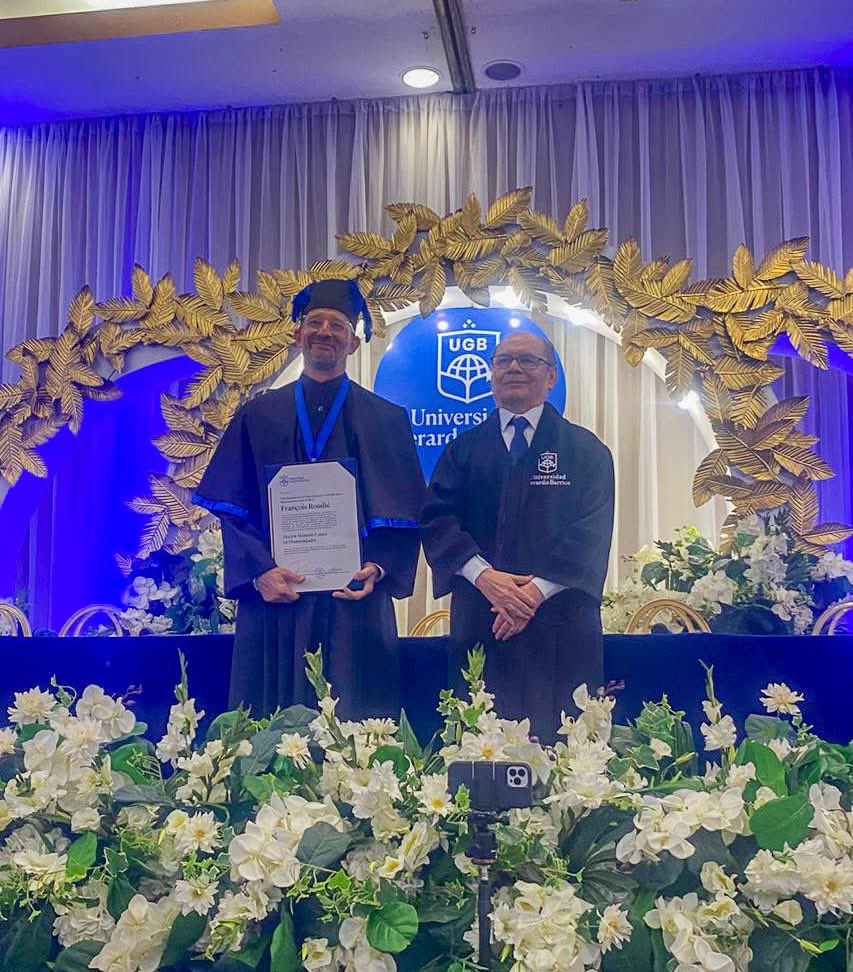 ADELLaUnion's tweet image. Felicitamos al señor embajador de la Unión Europea en El Salvador, François Roudié, por el Doctorado Honoris Causa que le fue otorgado por la Universidad Gerardo Barrios, en reconocimiento a su ardua labor en favor del desarrollo económico y social del país.
¡Muchas felicidades,…